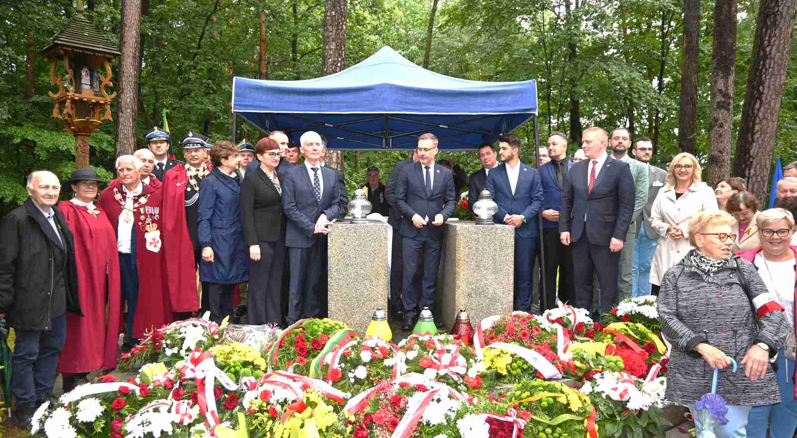 spol-Lituanika-2026-07-16-1 -PORTAL Pszczelnik. Wspólne zdjęcie przy pomniku lotników litewskich.