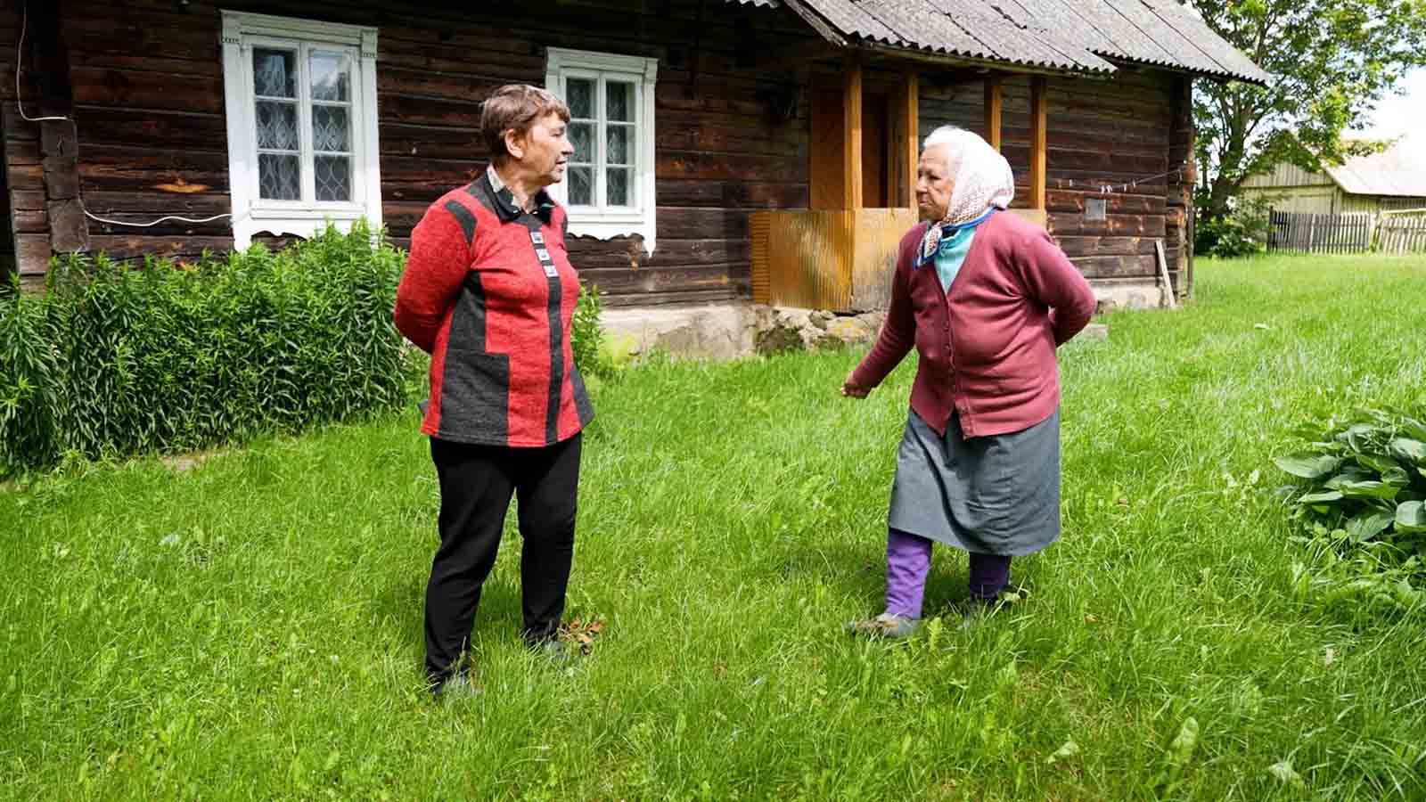 Dwie sąsiadki przed domem.