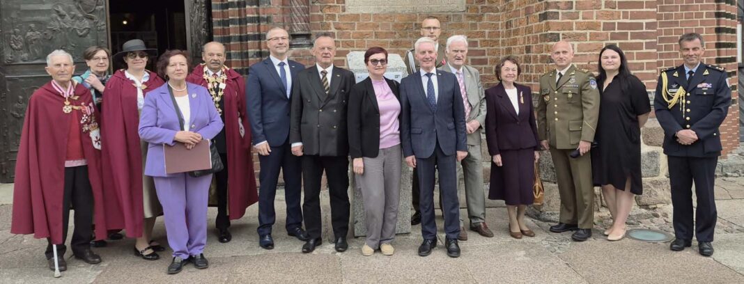 Litewscy goście przed bazyliką archikatedralną pw. św. Jakuba Apostoła w Szczecinie.
