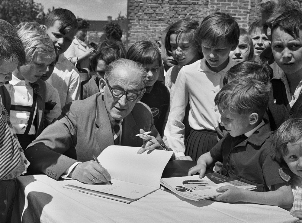 Jan Brzechwa wśród dzieci.