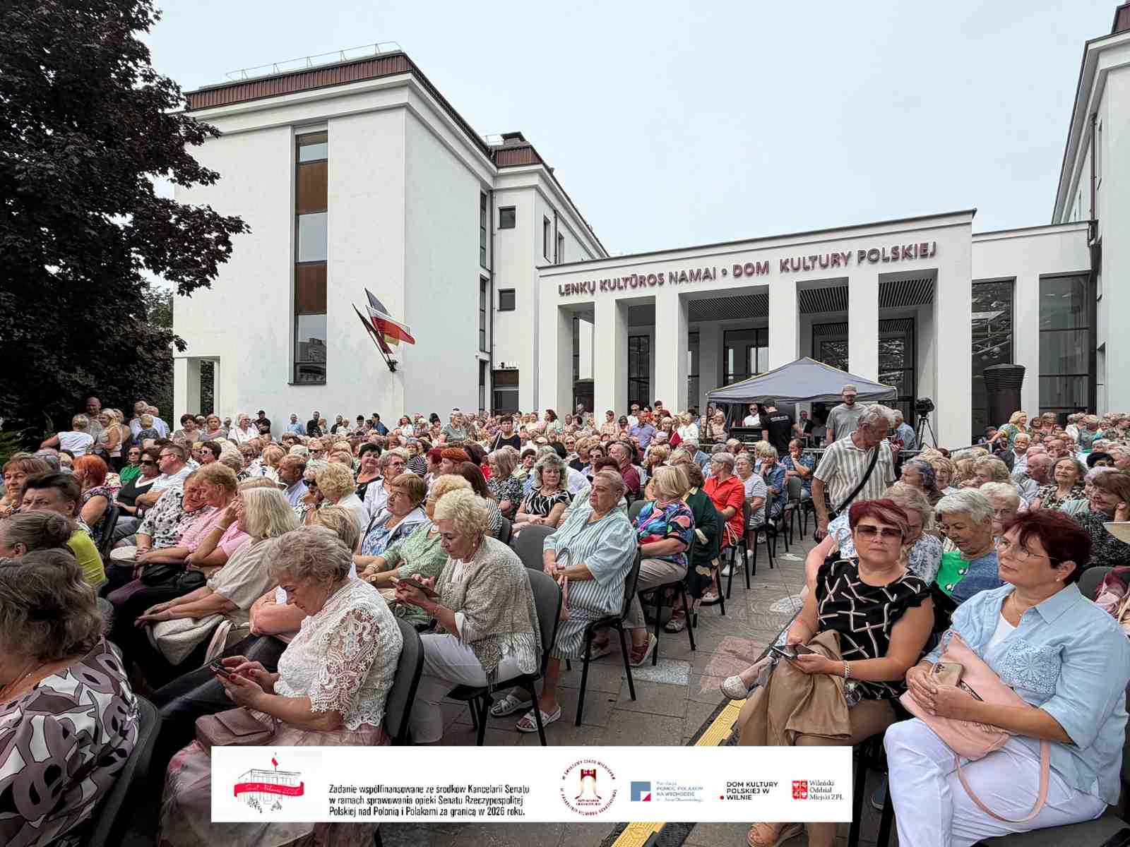 Widzowie przed Domem Kultury Polskiej w Wilnie.