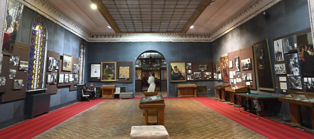 Sale są jak marsz triumfalny: rewolucja, Lenin, partia, państwo, a Stalin zawsze w centrum kadru.