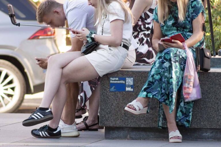 Smartfony obok nóg młodzieży.