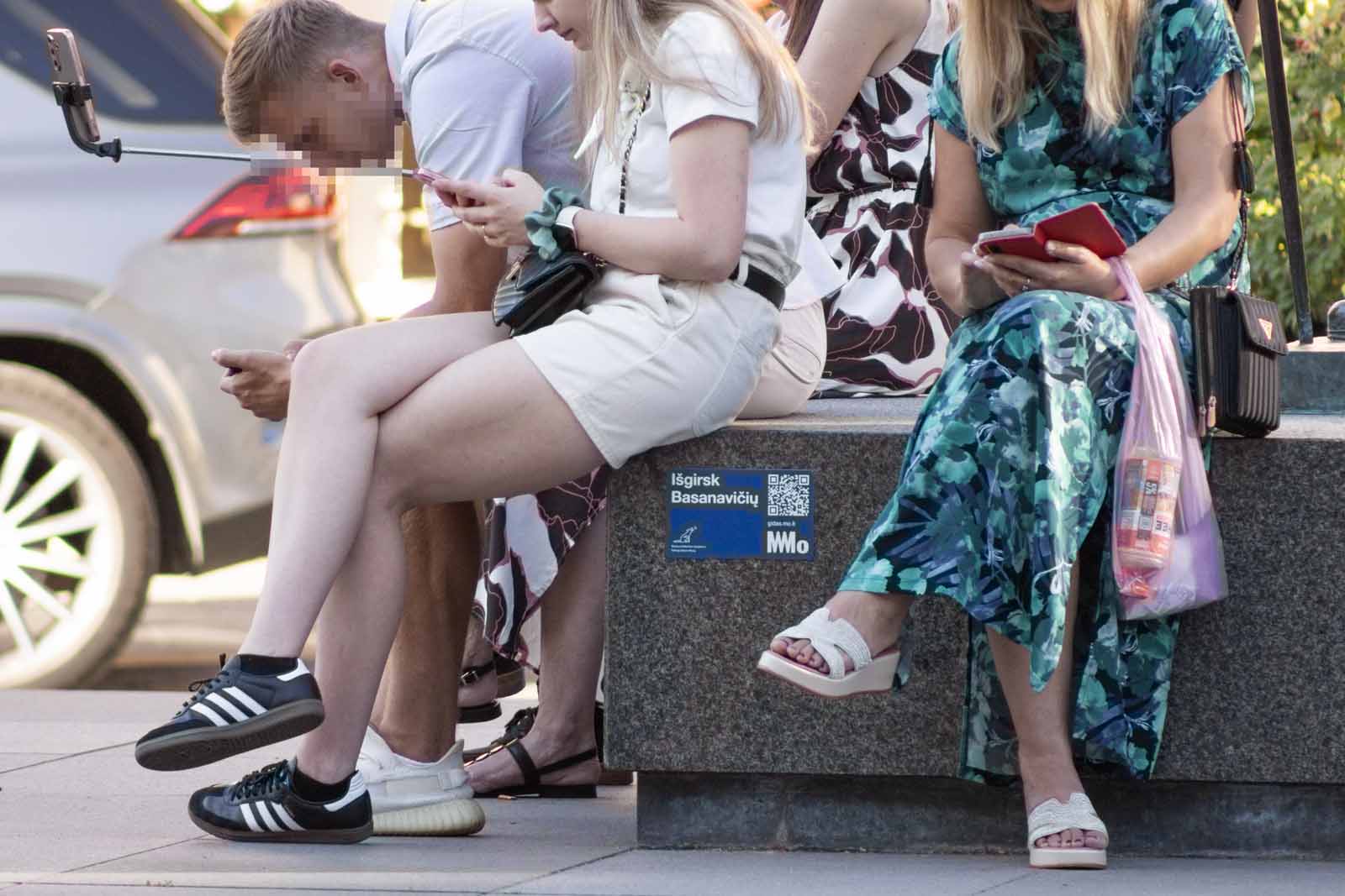 Smartfony obok nóg młodzieży.