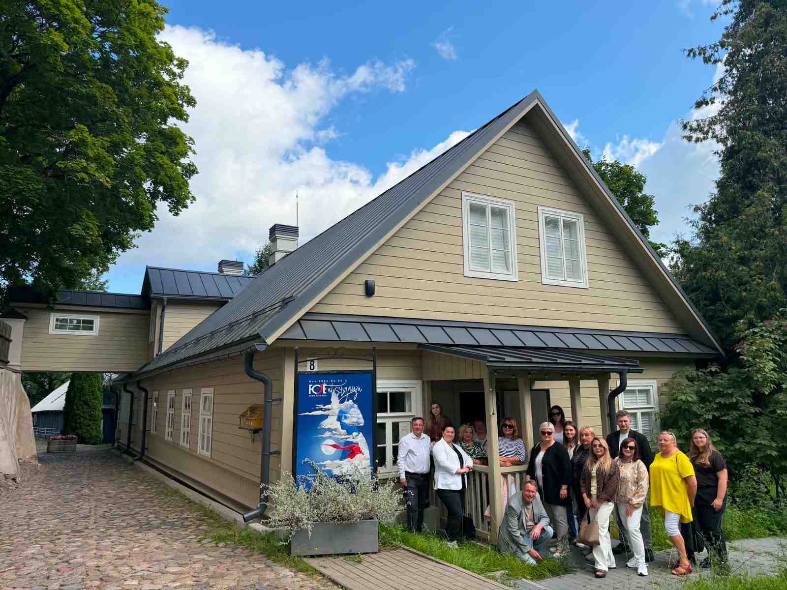 Uczestnicy odwiedzili Galerię Sztuki „Fojė”, która mieści się w starej plebanii w Trokach.