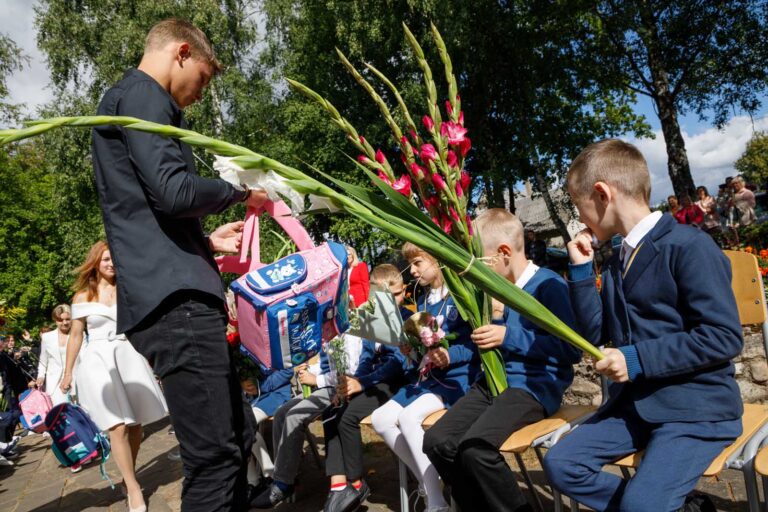 Uczniowie z kwiatami.