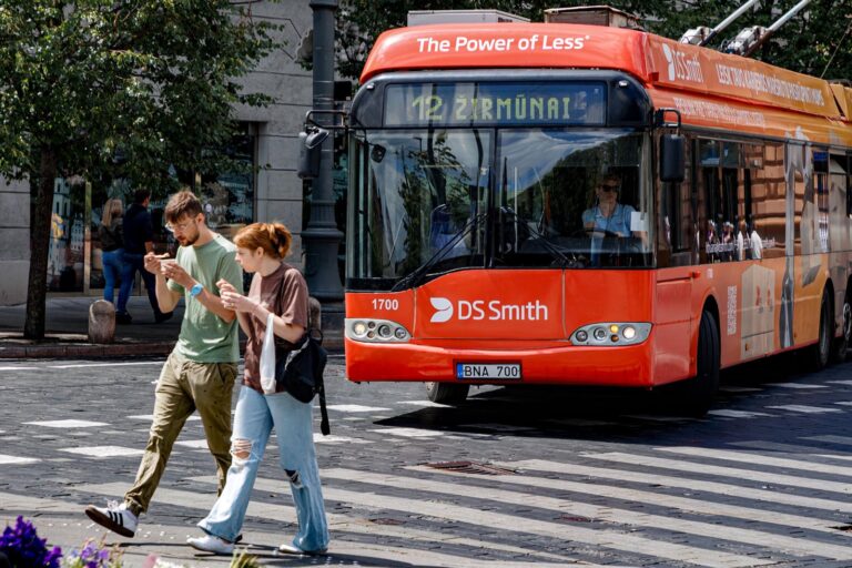 Autobus przed przejściem dla pieszych.