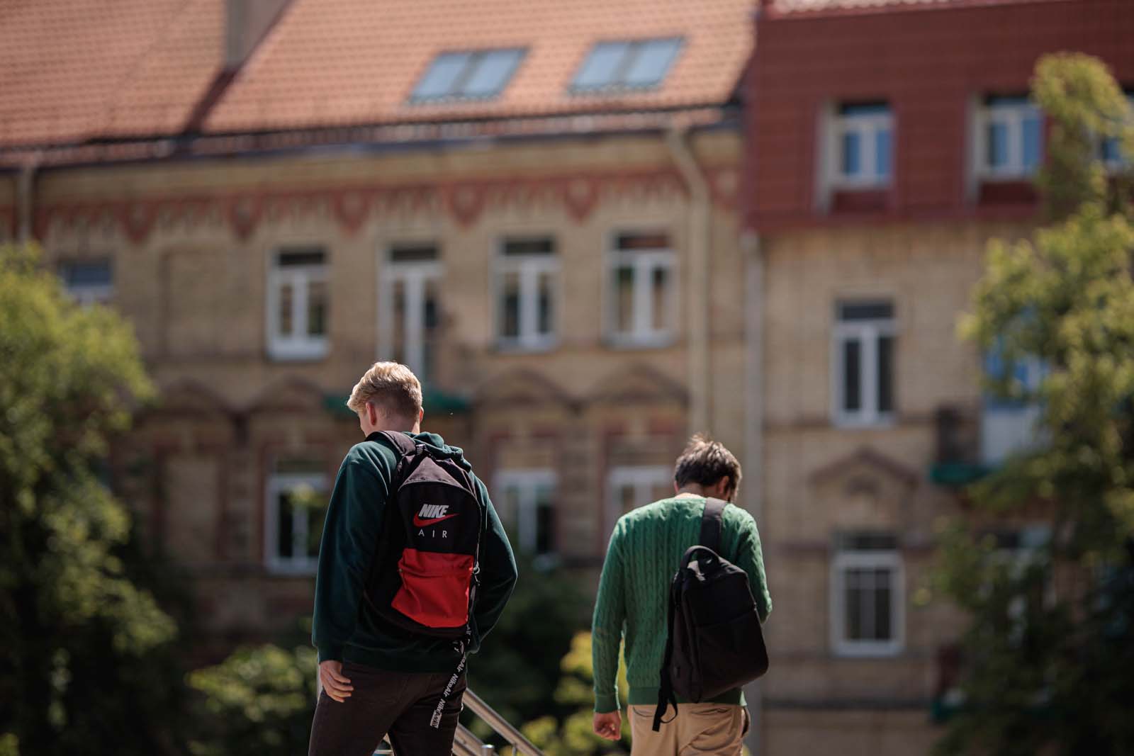 Chłopcy z plecakami na ulicy.