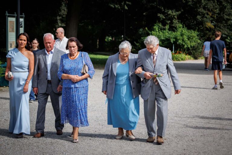 Seniorzy na ulicy.
