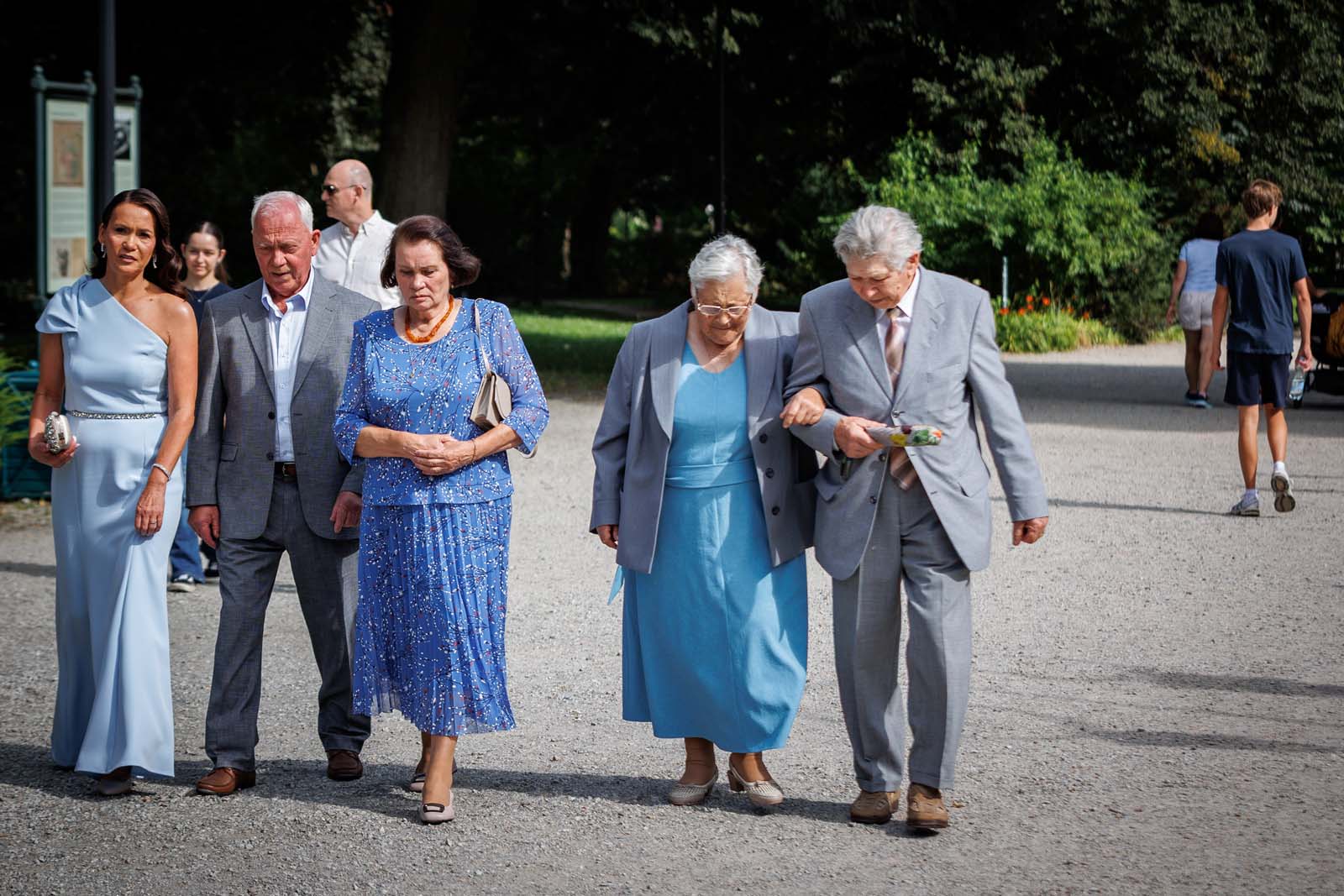 Seniorzy na ulicy.