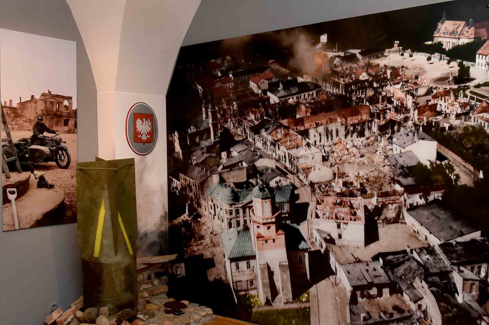 Pierwszy nalot na Wieluń 1 września 1939 r. spowodował zbombardowanie szpitala, wedle części świadków oznaczonego namalowanym nieco wcześniej czerwonym krzyżem.