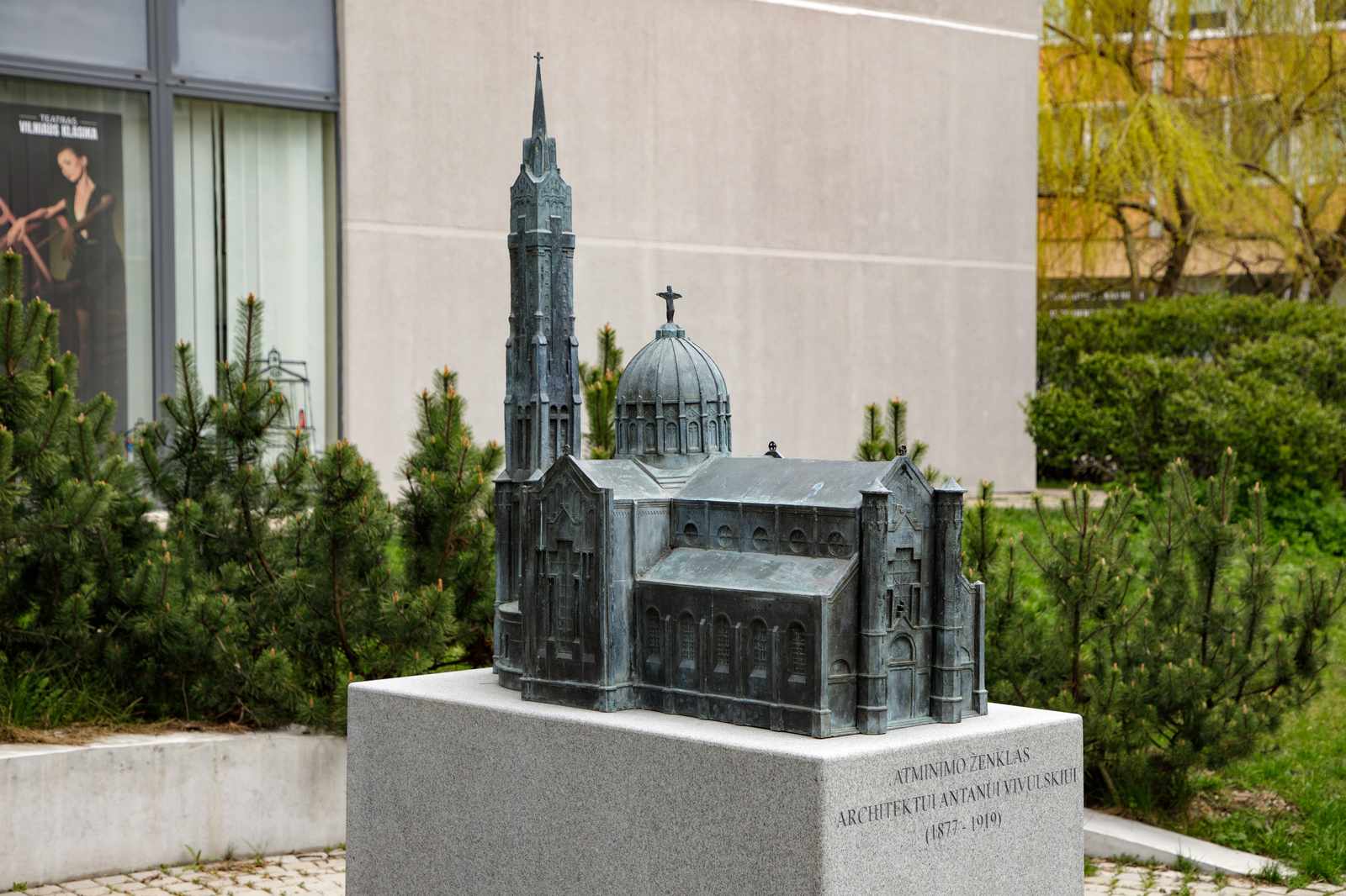W 2019 r., w setną rocznicę śmierci Antoniego Wiwulskiego, przy ulicy noszącej jego imię odsłonięto brązową rzeźbę przedstawiającą nieistniejący już Kościół Najświętszego Serca Pana Jezusa.