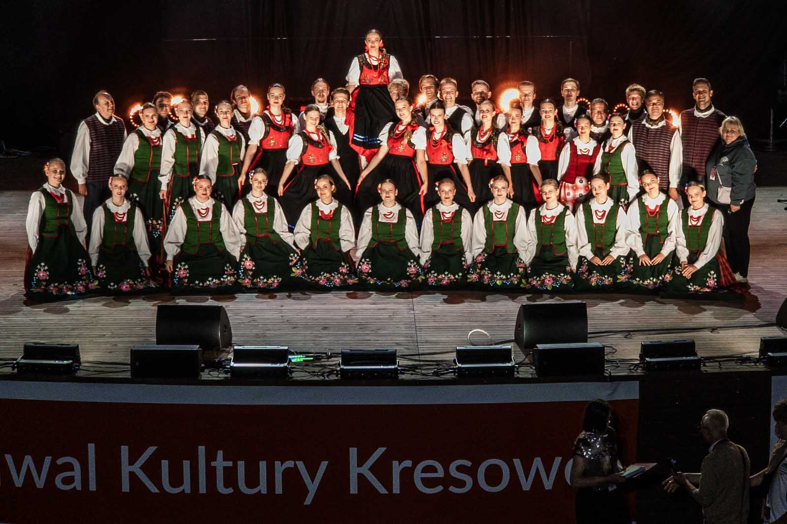 mragowo-2026-08-15-1 Na festiwalowej scenie Mrągowa wystąpiły Polski Zespół Artystyczny Pieśni i Tańca „Wilia”, Kapela Wileńska oraz zespół wokalny „Kresowy Płomień”.