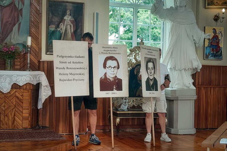 Fotografie s. Wandy Boniszewskiej i s. Heleny Majewskiej.