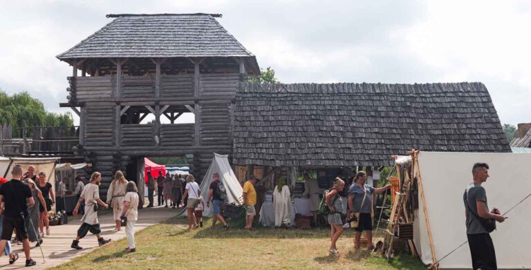 Artystyczna interpretacja słowiańskiego chramu, przygotowana przez grupę rekonstrukcyjną na potrzeby festiwalu.