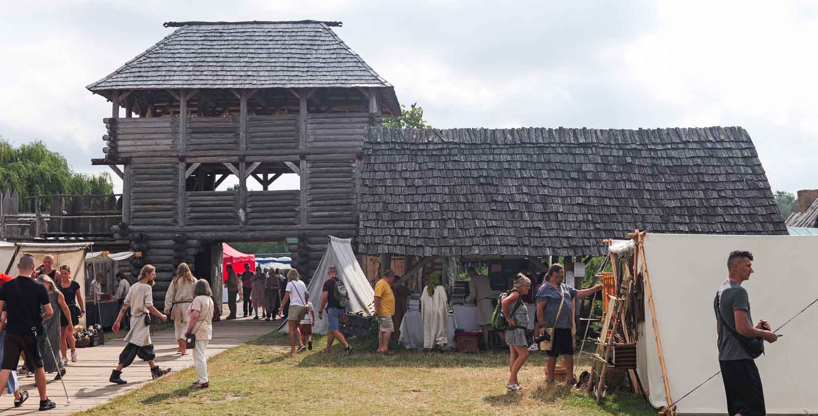 rep-wikingowie-2026-08-06-1 Artystyczna interpretacja słowiańskiego chramu, przygotowana przez grupę rekonstrukcyjną na potrzeby festiwalu.