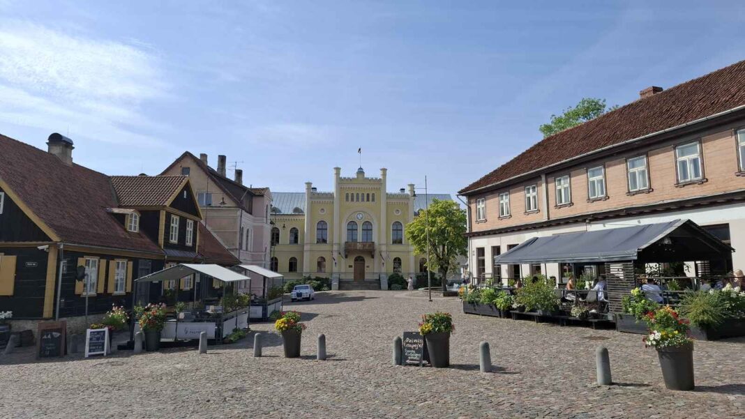 Plac Ratuszowy to miejsce, z którego najlepiej rozpocząć poznawanie Kuldygi.