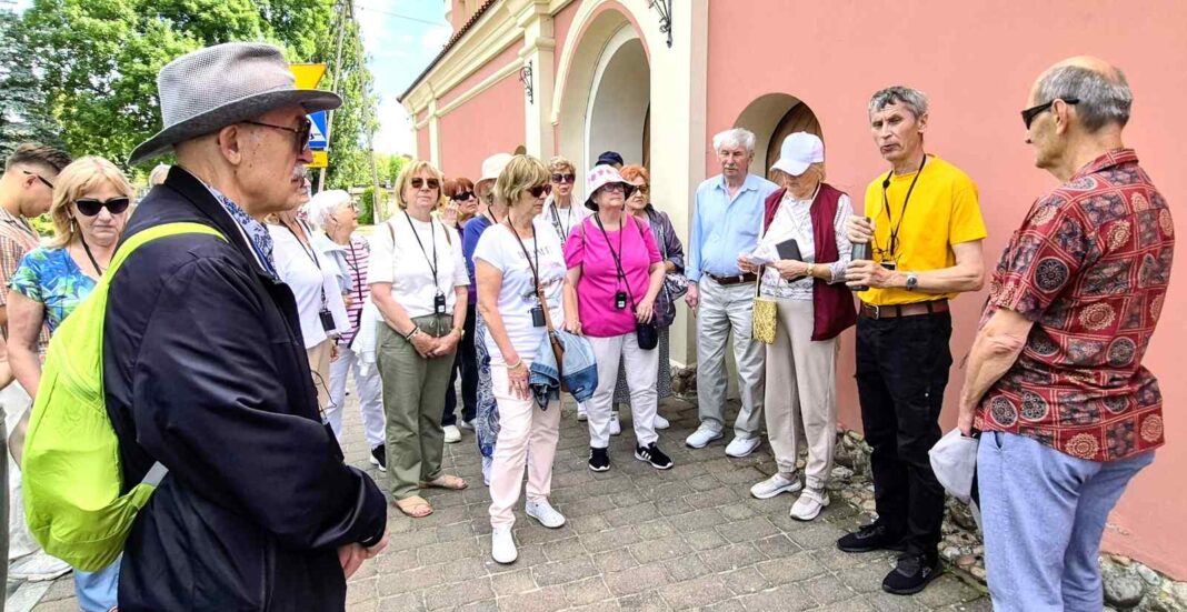 Jan Mironczuk, nasz przewodnik (na zdjęciu trzyma termos), historyk, nauczyciel, regionalista.