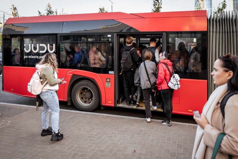 Przystanek autobusowy.