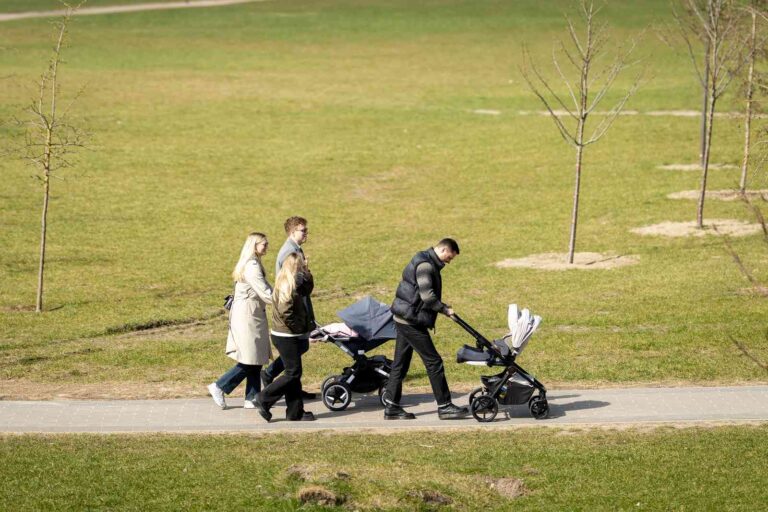 Rodziny z dziećmi w wózkach na spacerze.
