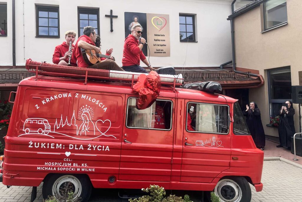 Żuk dotarł do wileńskiego hospicjum, przywożąc pomoc i solidarność.