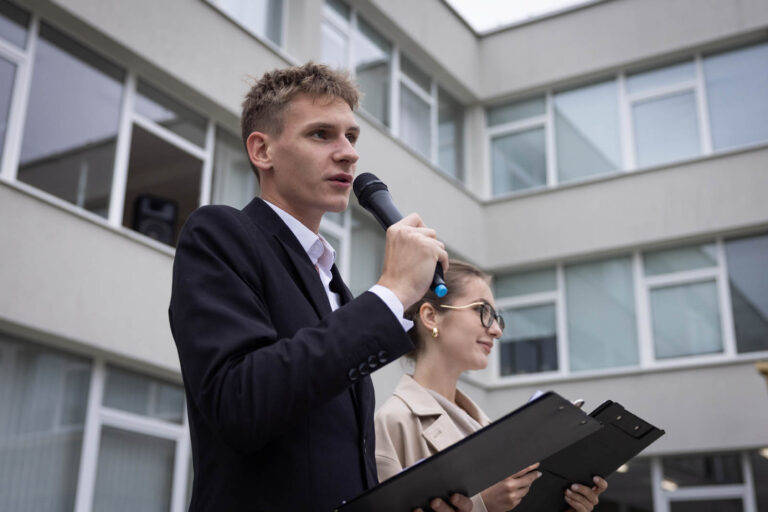 Prowadzący 1 września w Gimnazjum im. św. JP w Wilnie.