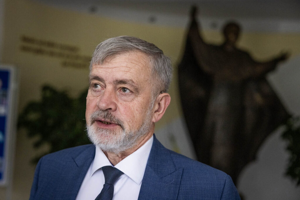 Dyrektor Adam Błaszkiewicz.