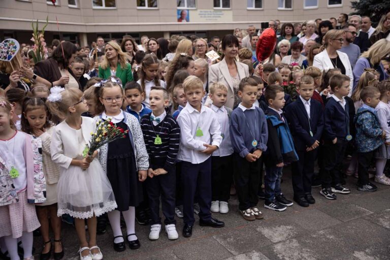 Pierwszaki na 1 września obok szkoły.