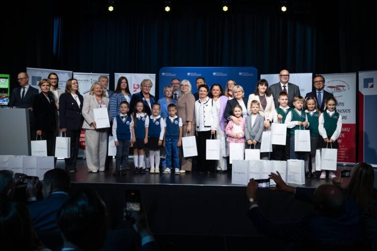 Podczas uroczystości w DKP w Wilnie symbolicznie przekazano podręczniki przedstawicielom szkół oraz omówiono kolejne etapy programu.
