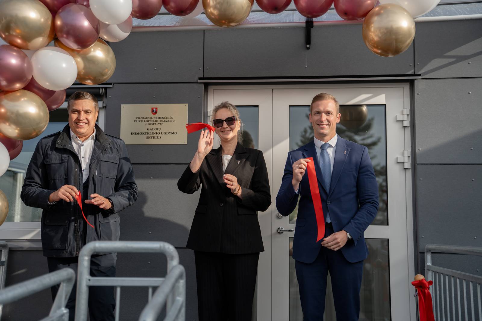 Samorzad-2026-09-17-PORTAL Symboliczne przecięcie wstęgi podczas otwarcia nowego przedszkola modułowego w Gałgach.