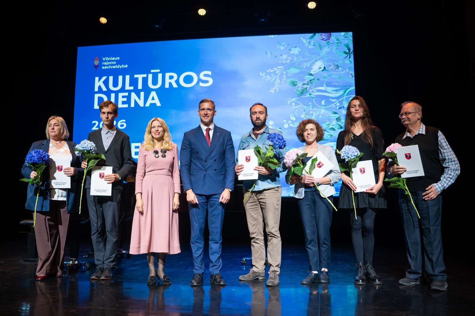 Samorzad-2026-09-24-PORTAL Mer rejonu wileńskiego Robert Duchniewicz wraz z przedstawicielami samorządu i zasłużonymi pracownikami kultury podczas uroczystego wydarzenia w Niemenczynie.