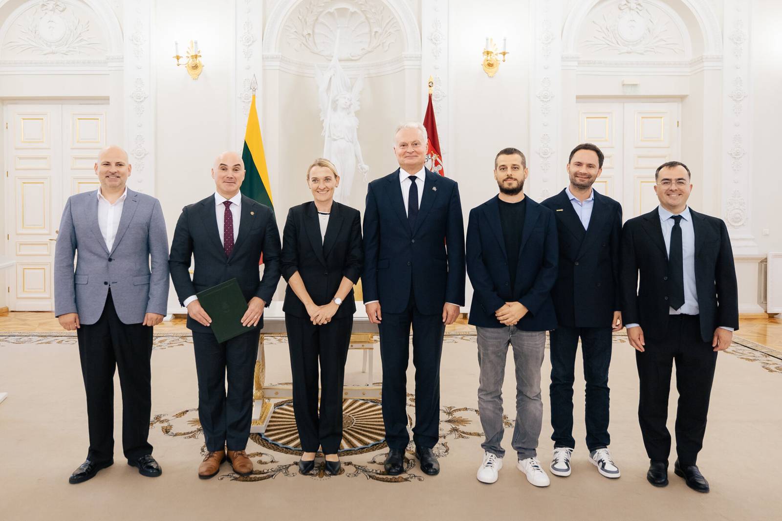 63 organizacje w Pałacu Prezydenckim podpisały „Kartę zobowiązań litewskich organizacji na rzecz powszechnej obrony”.