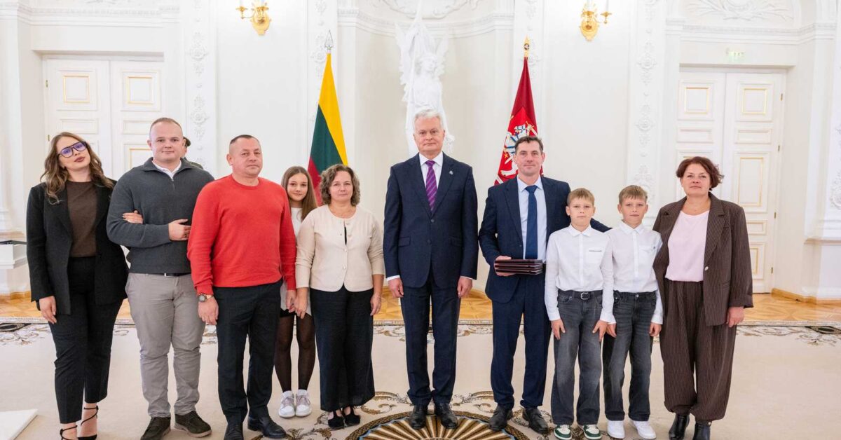 Ich odwaga ocaliła ludzkie życia. Polacy wśród odznaczonych Krzyżami Ratowania Ginących