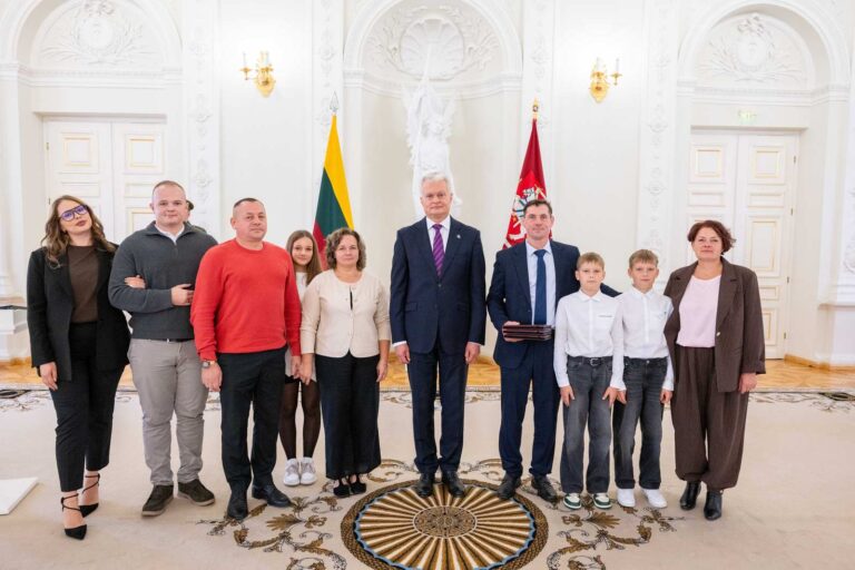 Prezydent Gitanas Nausėda z okazji Dnia Pamięci o Ludobójstwie Żydów Litewskich wręczył Krzyże Ratowania Ginących bliskim osób, które w czasie II wojny światowej ratowały Żydów przed nazistowskim ludobójstwem.