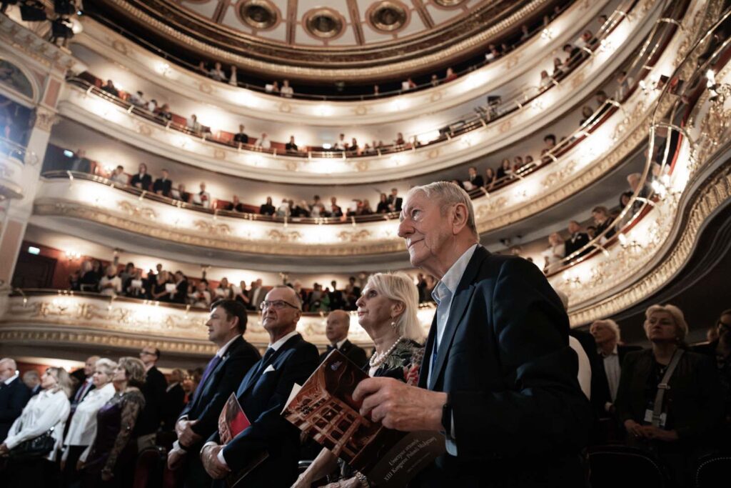 XIII Kongres Polonii Medycnej zainaugurowano w Operze Wrocławskiej. Odśpiewano hymn Polski, a także hymn lekarzy „Floreat res medica” (pol. Niech rozkwita sztuka lekarska).