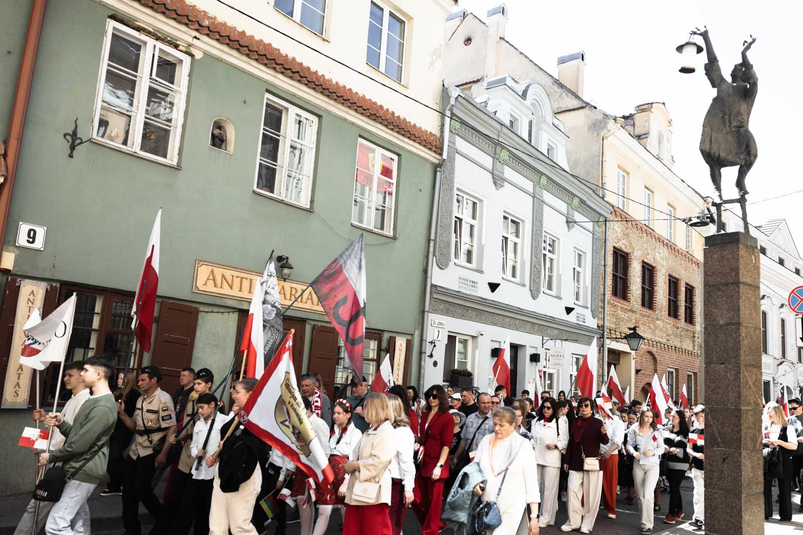 polecanka-2026-09-26 Najlepszym balsamem na rany polsko-litewskiej historii jest sposób najtrudniejszy – oświata (na zdjęciu: Parada Polskości 2026 przechodzi obok pomnika latarnika w Wilnie).