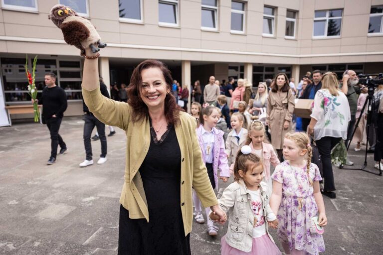 Apel w Progimnazjum im. św. Jana Pawła II w Wilnie był podwójnie radosny.