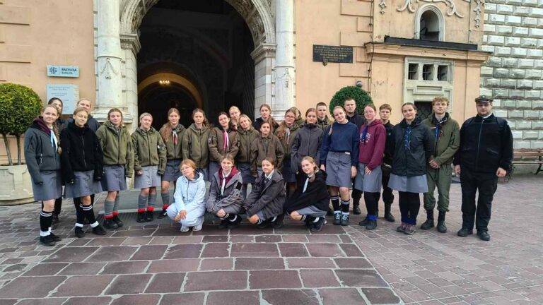 Uczestnicy pierwszej wspólnej pielgrzymki ZHPnL na Jasną Górę.