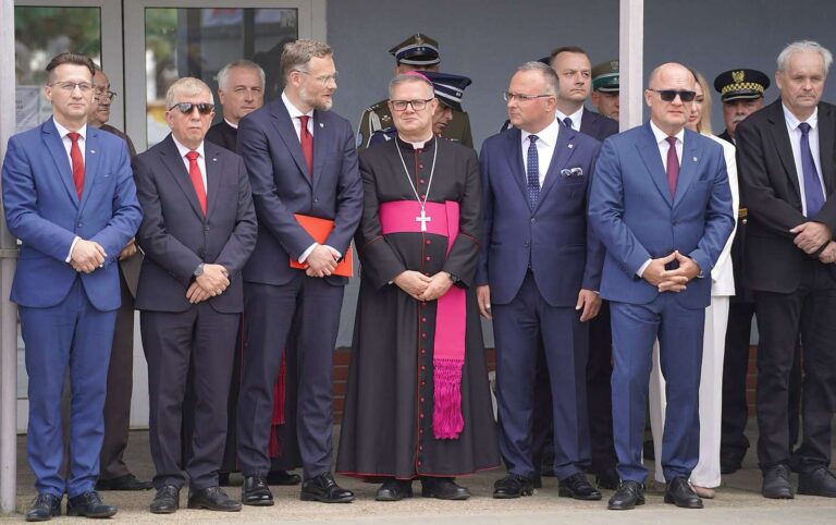 W obchodach 46. rocznicy szczecińskiego sierpnia uczestniczyło szerokie grono przedstawicieli władz państwowych, samorządowych, duchowieństwa, służb mundurowych oraz środowisk kombatanckich.