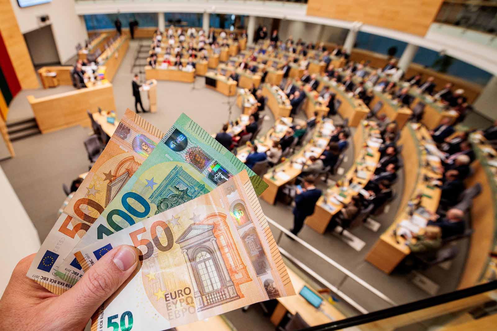 Na tle posiedzenia sejmu — pieniądze euro.