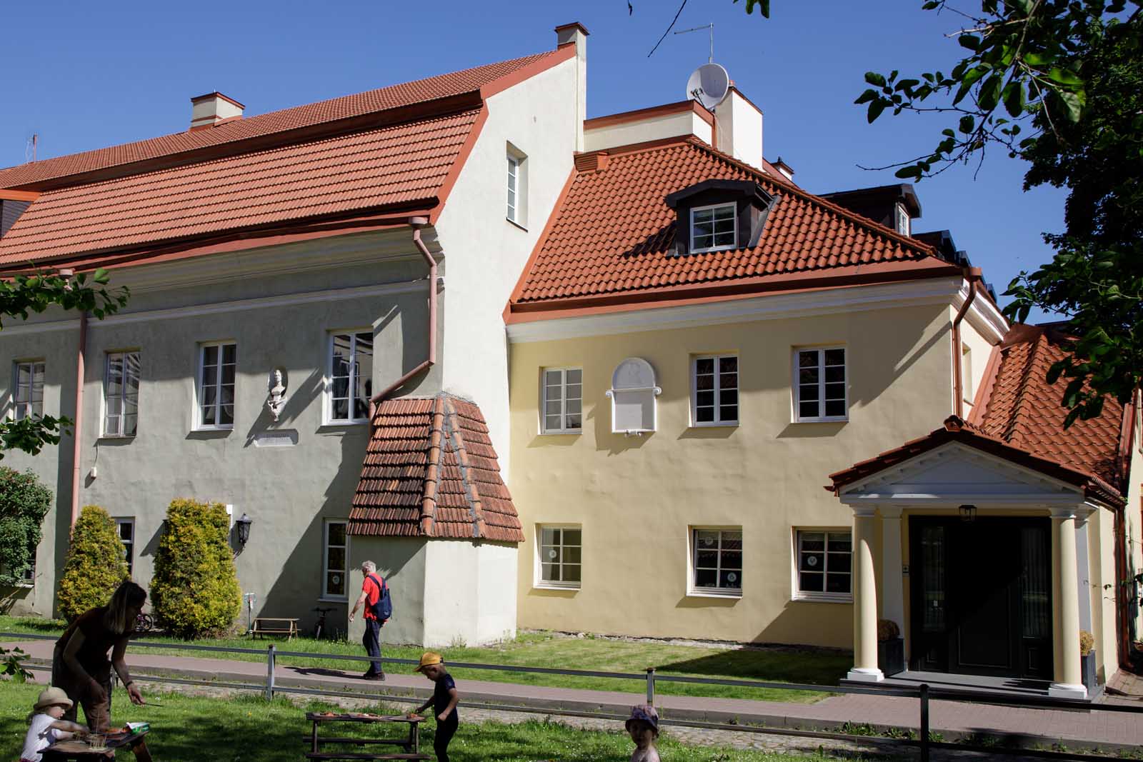 KULT-Ruszczyca-2026-10-29 W 1999 r. na budynku przy ul. Zamkowej 22 odsłonięto dwujęzyczną tablicę upamiętniającą Ferdynanda Ruszczyca,