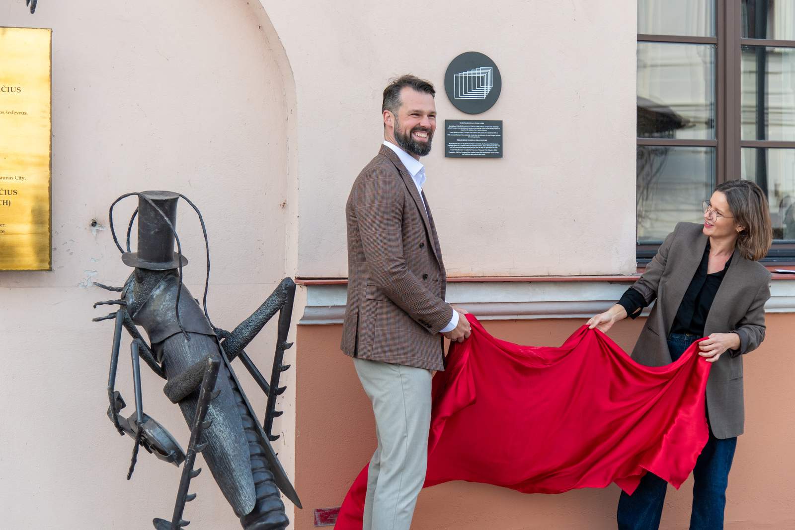 W Kownie symboliczną tablicę upamiętniającą twórcę światowej animacji odsłonił Simonas Jazavita, dyrektor Muzeum Miasta Kowna.