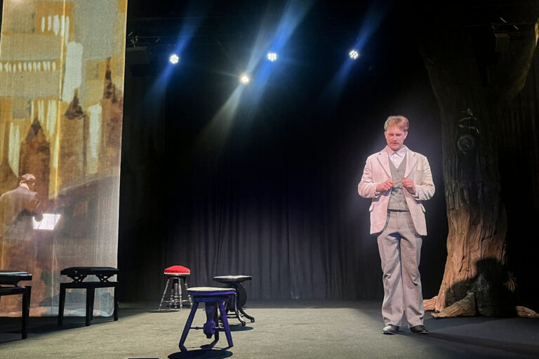 Festiwal zainaugurowała premiera monodramu „M.K. Čiurlionis. Samotność” w wykonaniu Sebastjana Kazakovskisa z Polskiego Teatru „Studio” w Wilnie.
