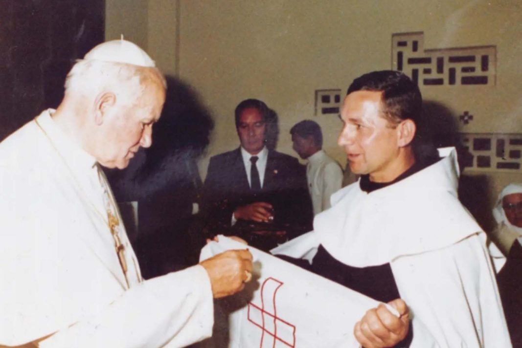Powinniśmy przyjąć w pokorze to bierzmowanie dziejów, udzielone narodowi przez św. Jana Pawła II. Na zdjęciu: osobiste spotkanie o. Emiliana z Ojcem Świętym.