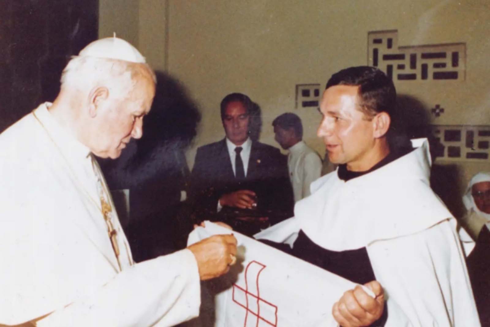 Powinniśmy przyjąć w pokorze to bierzmowanie dziejów, udzielone narodowi przez św. Jana Pawła II. Na zdjęciu: osobiste spotkanie o. Emiliana z Ojcem Świętym.