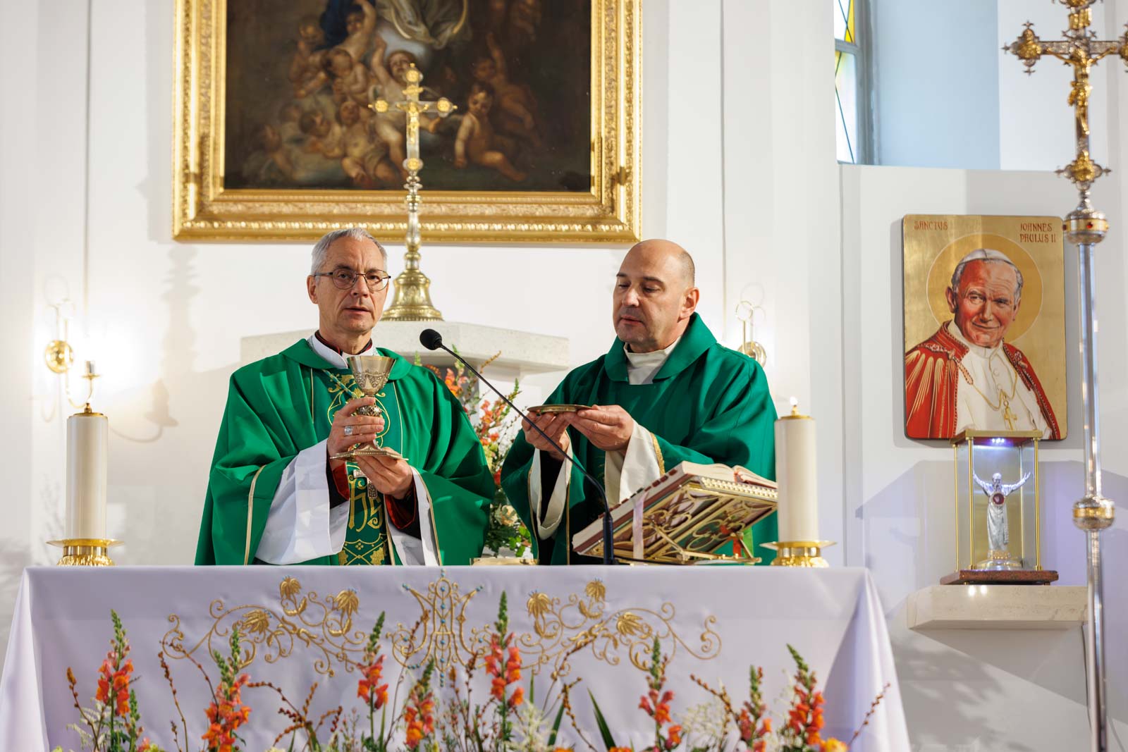 J.E. Ksiądz Biskup Arūnas Poniškaitis i proboszcz parafii mickuńskiej ks. Jan Czerniawski.