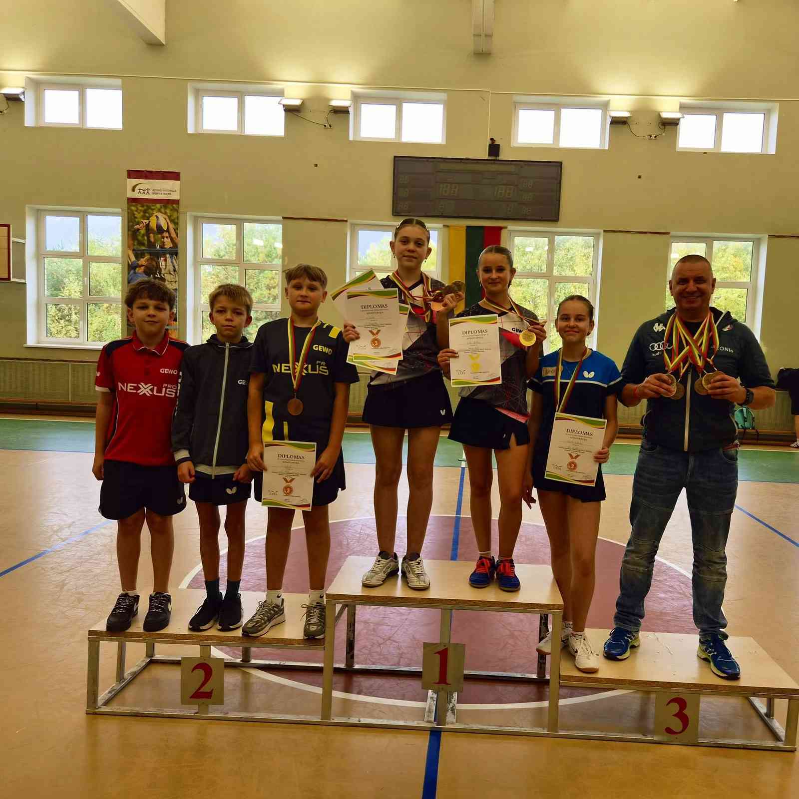 Gratulacje dla Kariny i Eriki z okazji zdobycia tytułu mistrzyń Litwy, a także dla wszystkich zawodników Szkoły Sportowej w Niemenczynie!
