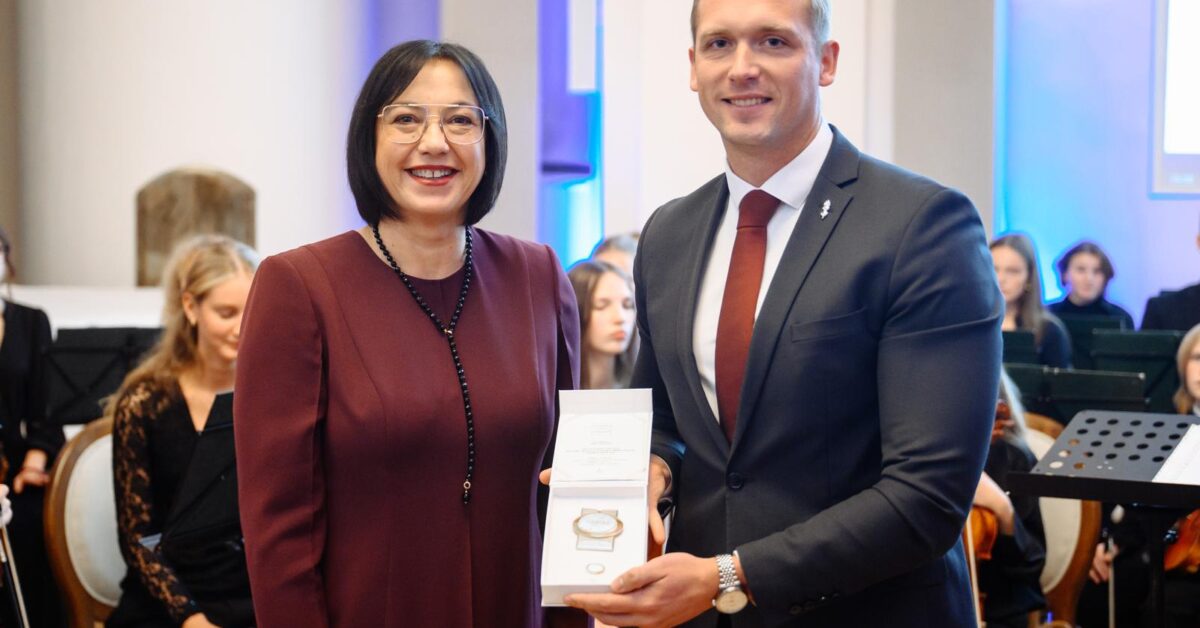 Mer rejonu wileńskiego wyróżniony Odznaką Honorową Ministerstwa Oświaty, Nauki i Sportu za zasługi dla oświaty