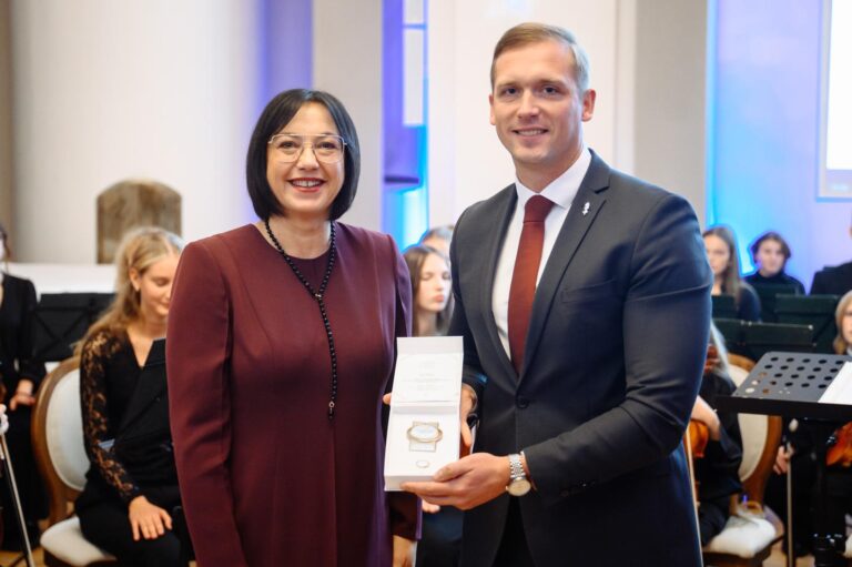 Minister oświaty Raminta Popovienė wręcza Odznakę Honorową merowi rejonu wileńskiego Robertowi Duchniewiczowi podczas oficjalnej ceremonii.