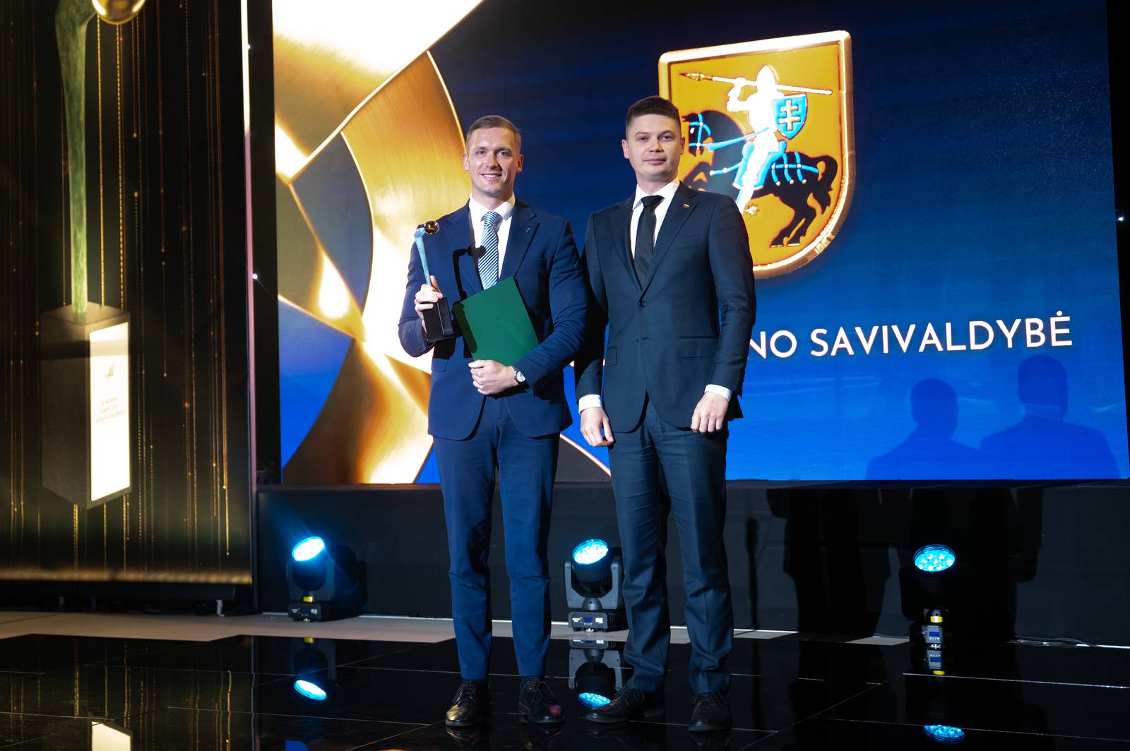 Mer rejonu wileńskiego Robert Duchniewicz (po lewej) oraz minister spraw wewnętrznych Martynas Katelynas podczas wręczenia nagrody „Auksinė krivūlė”.